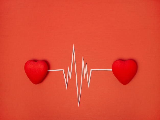 Il concetto di san valentino il ritmo di due cuori, battito cardiaco, cardiogramma