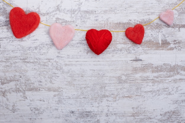 Concetto di san valentino. cuori di vimini su fondo in legno