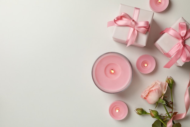 Concetto di san valentino con rose, scatole regalo e candele su sfondo bianco