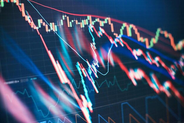 Concept van aandelenmarkt en fintechAbstracte financiële handelsgrafieken op monitor