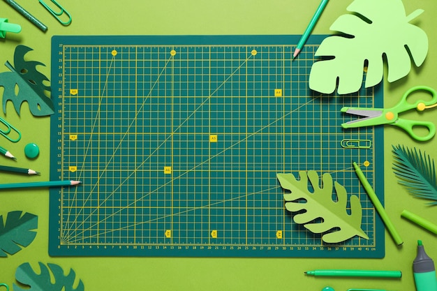 Concept van accessoires voor het snijden van patchwork op een groene achtergrondmat