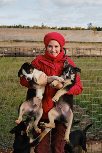 Concept van adoptie van verlaten huisdieren Jonge blanke vrouwelijke vrijwilliger bij hondenkennel