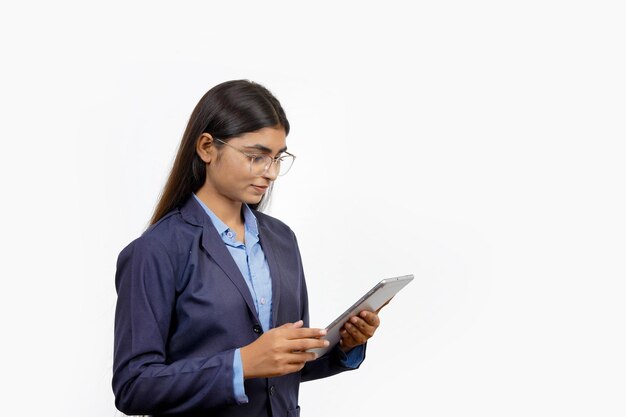 Foto concept van afstandsonderwijs gelukkige indiase aziatische meisje werkt op haar tablet terwijl ze online studeert