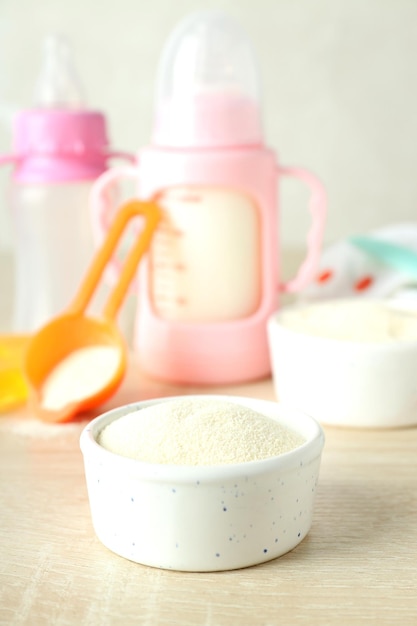 Concept van babyvoeding met melk op houten tafel