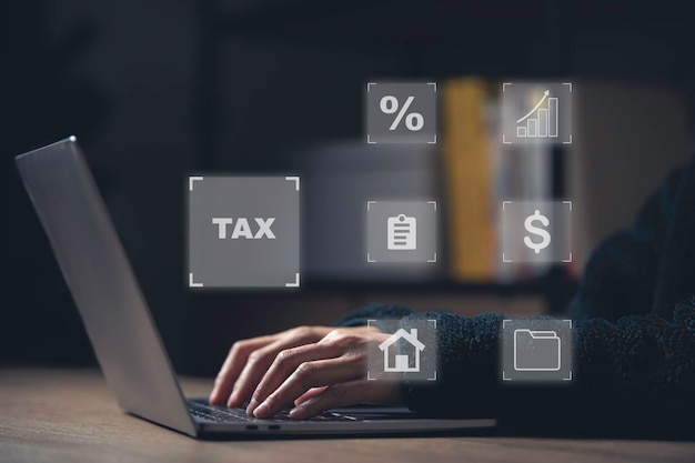 Concept van belastingen betaald door individuen Belasting met persoon die een laptop op het bureau gebruikt