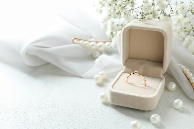 Concept van bruiloft accessoires met trouwring, close-up