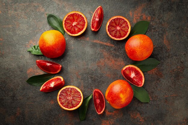 Concept van citrus met rode sinaasappel op gestructureerde achtergrond