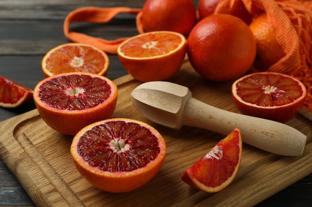 Foto concept van citrus met rode sinaasappelen op houten tafel