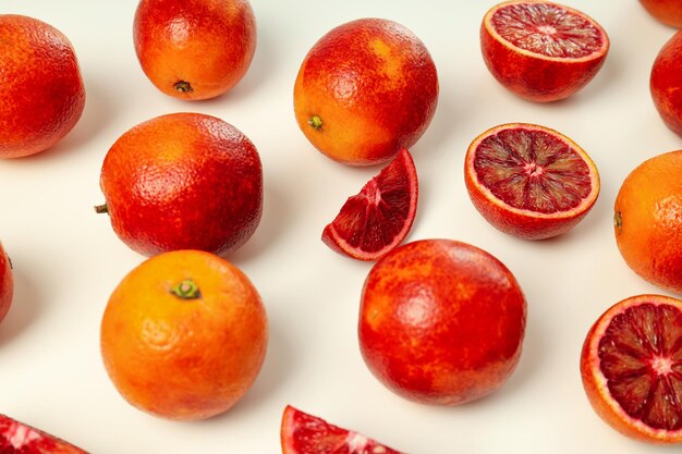 Concept van citrus met rood oranje op witte achtergrond