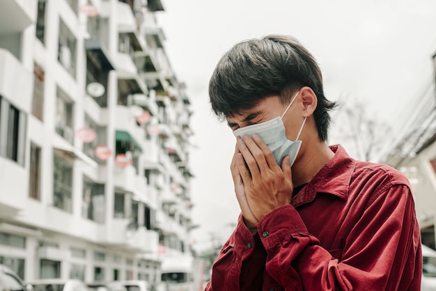 Concept van coronavirus quarantaine Coronavirus 2019nCoV man met masker in de stad Luchtvervuiling