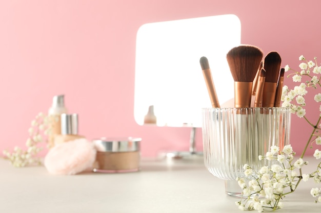 Concept van cosmetische en verschillende vrouwelijke accessoires