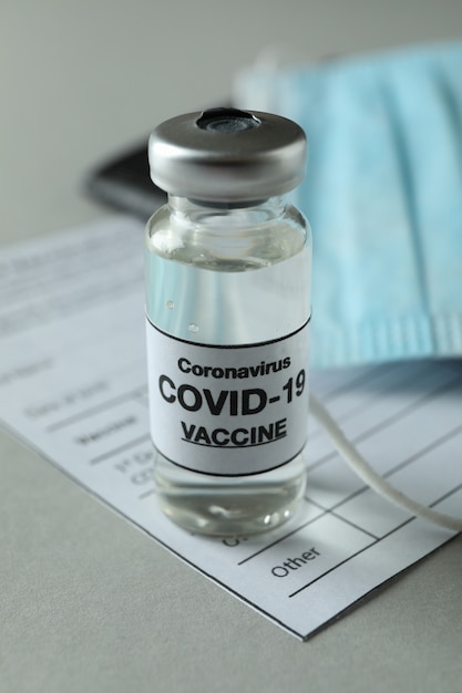 Concept van Covid - 19 vaccinatie met flesje vaccin, close-up