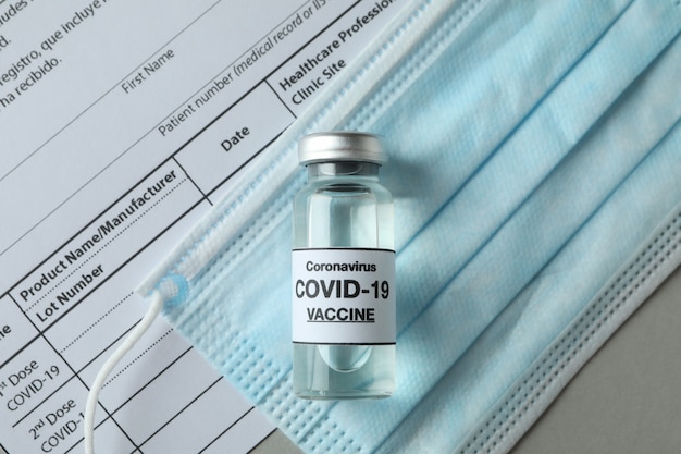 Concept van Covid - 19 vaccinatie met flesje vaccin, close-up