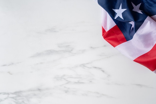 Concept van de Amerikaanse onafhankelijkheidsdag of Memorial day. Nationale vlag over heldere marmeren tafel achtergrond.