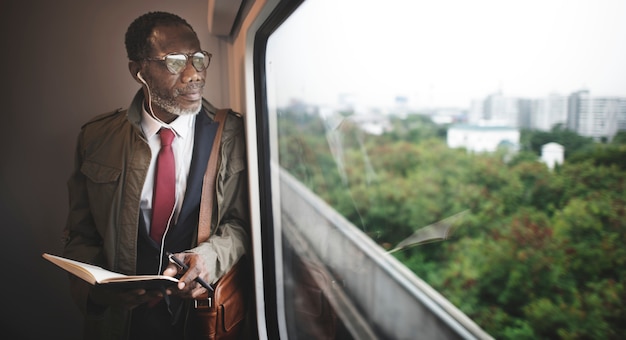 Concept van de de Passagiers het Afrikaanse Afdaling van de zakenmanreis