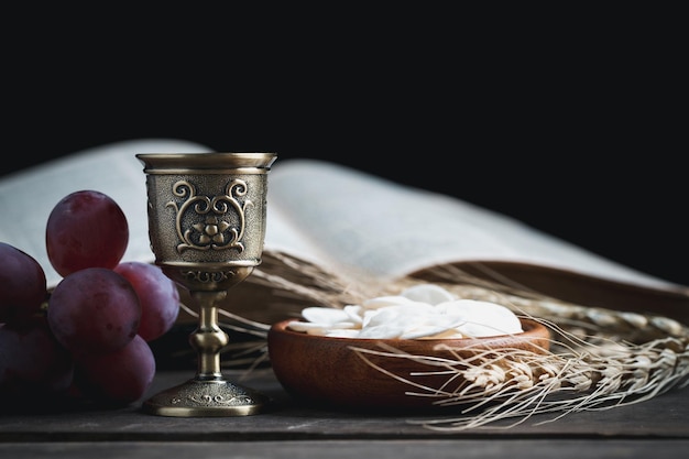 Concept van de eucharistie of heilige gemeenschap van het christendom De eucharistie is een sacrament dat door Jezus is ingesteld