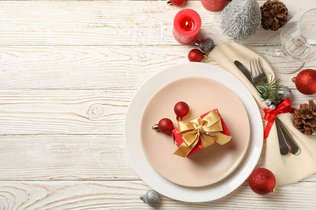 Concept van de instelling van de tabel Nieuwjaar met geschenkdoos op houten tafel