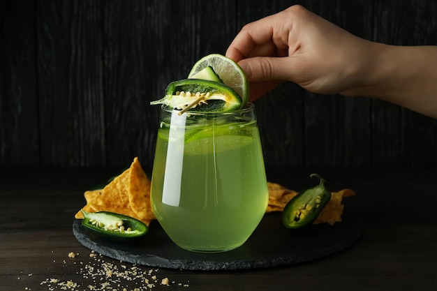 Concept van drankje met Jalapeno-cocktail op houten tafel