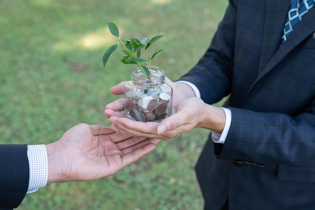 Concept van duurzame geldgroei investering met glazen pot Gyre