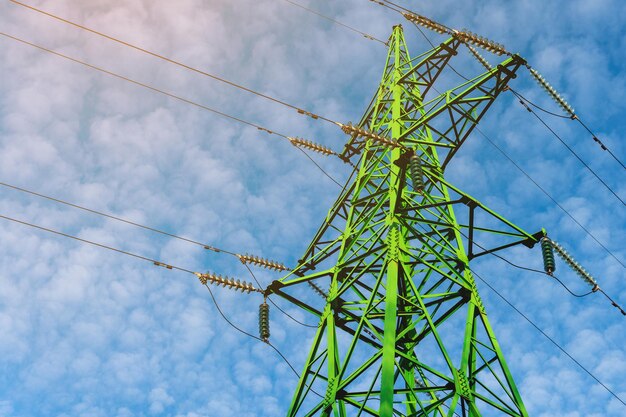 Concept van ecologische energie. Groene zendmast en mooie blauwe lucht.