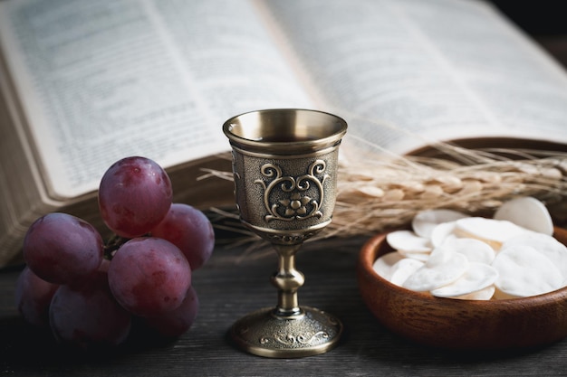 Concept van Eucharistie of heilige communie van het christendom Eucharistie is sacrament ingesteld door Jezus tijdens het laatste avondmaal met discipelen Brood en wijn is lichaam en bloed van Jezus Christus van christenen