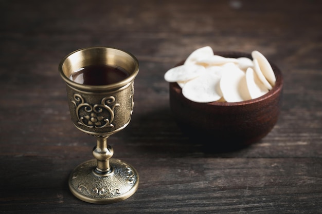 Foto concept van eucharistie of heilige communie van het christendom eucharistie is sacrament ingesteld door jezus tijdens het laatste avondmaal met discipelen brood en wijn is lichaam en bloed van jezus christus van christenen