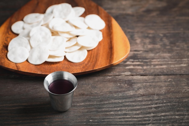 Concept van eucharistie of heilige communie van het christendom eucharistie is sacrament ingesteld door jezus tijdens het laatste avondmaal met discipelen brood en wijn is lichaam en bloed van jezus christus van christenen