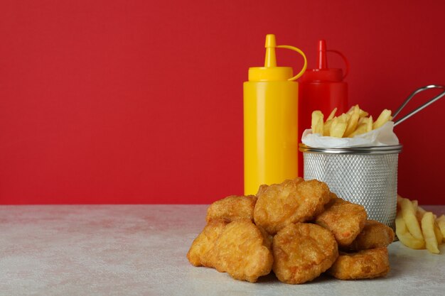 Concept van fastfood tegen rode achtergrond