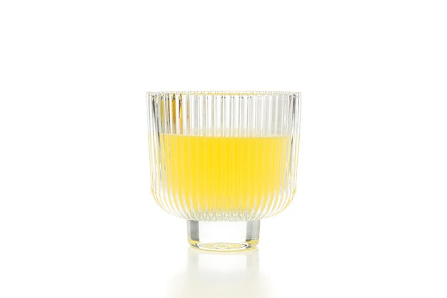 Concept van frisse zomer drankje Limoncello cocktail geïsoleerd op een witte achtergrond