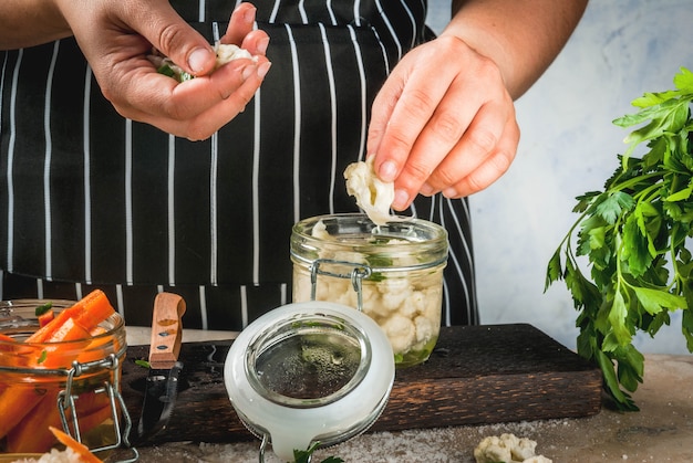 Concept van gefermenteerde maaltijd. Ingeblikt voedsel. Veganistisch eten. Groenten.