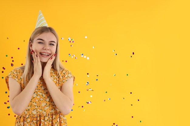 Concept van gelukkige verjaardag jonge vrouw op gele achtergrond