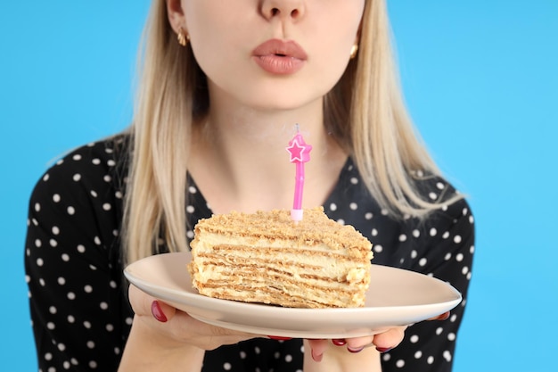 Concept van gelukkige verjaardag met aantrekkelijk meisje op blauwe achtergrond