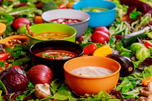 Concept van gezond eten of vegetarisch eten van kleurrijke groenten crème soepen en ingrediënten voor soep.