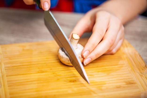 Concept van gezond eten, vrouw snijdt verse groenten voor salade