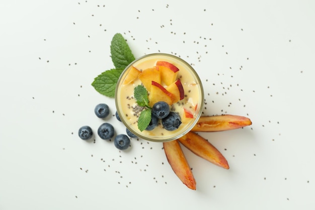 Concept van gezond voedsel met perzikyoghurt op witte achtergrond