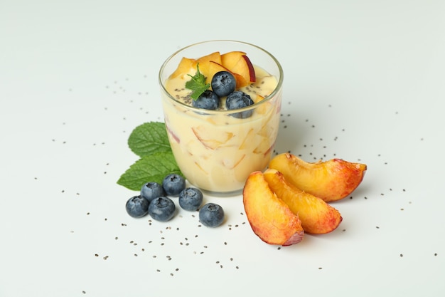 Concept van gezond voedsel met perzikyoghurt op witte achtergrond