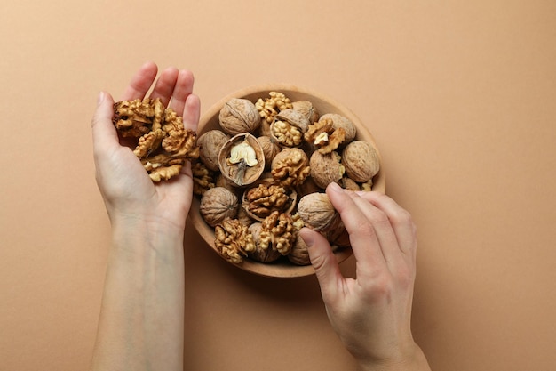 Concept van gezond voedsel met walnoten op beige achtergrond