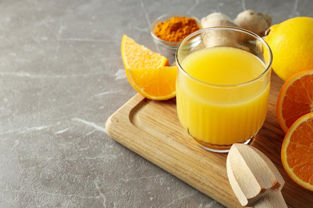 Concept van gezonde drank gember-kurkuma vloeistof