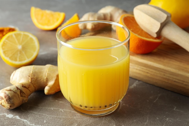 Concept van gezonde drank gember-kurkuma vloeistof