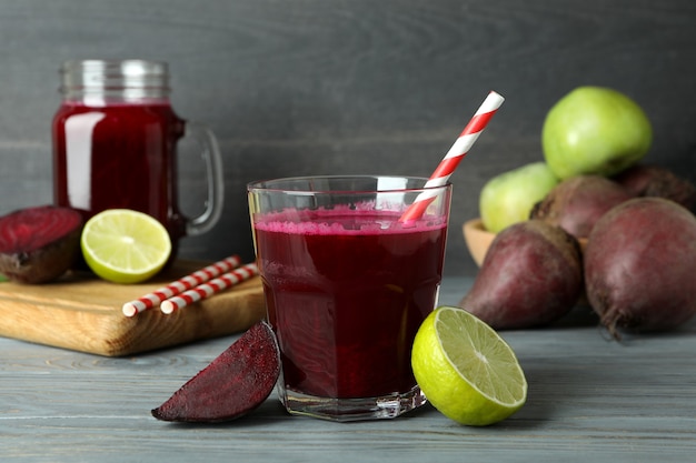 Concept van gezonde drank met bietensmoothie