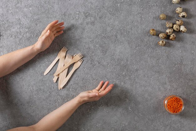 Concept van goede voeding en nutriologie een vrouw reflecteert op de normen van voeding