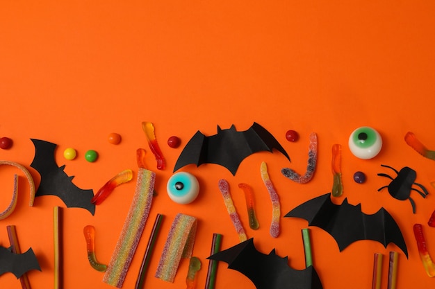 Concept van halloween met vleermuizen en snoepjes