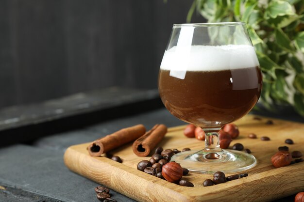 Concept van heerlijk drankje met Ierse koffie op een houten bord