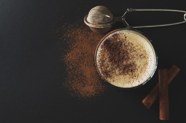 Concept van heerlijk drankje met Ierse koffie op zwarte achtergrond