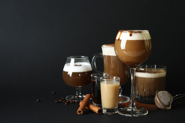 Concept van heerlijk drankje met Ierse koffie op zwarte achtergrond