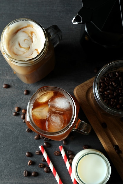 Concept van heerlijk drankje met ijskoffie op donkere houten tafel