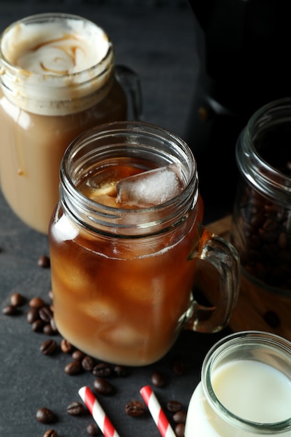 Concept van heerlijk drankje met ijskoffie op donkere houten tafel