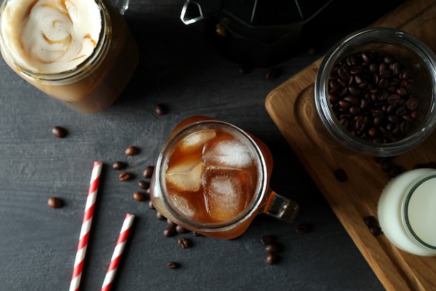 Concept van heerlijk drankje met ijskoffie op donkere houten tafel