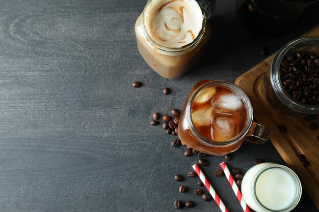 Concept van heerlijk drankje met ijskoffie op donkere houten tafel