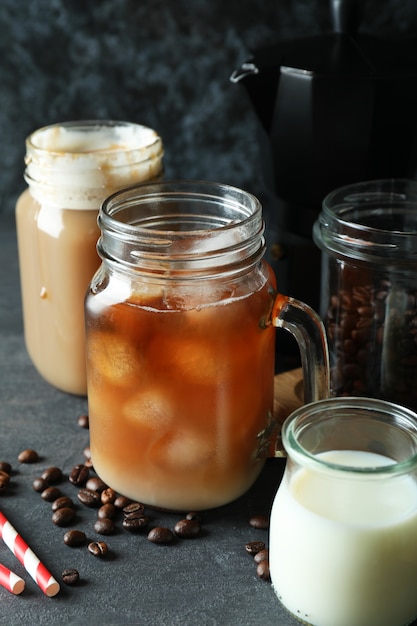 Concept van heerlijk drankje met ijskoffie op donkere houten tafel